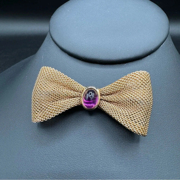 Bow Tie Pin with Purple Lucite Cabochon Jewel in Gold Tone Mesh - Picture 1 of 12